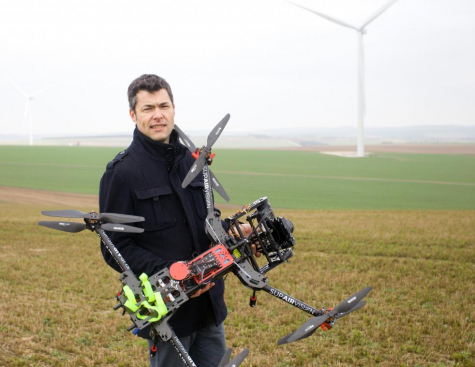 Un drone qui ausculte les éoliennes