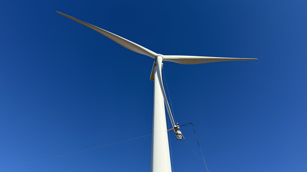 Innovation dans l’éolien : réparer l’érosion des pales d’éolienne grâce aux robots